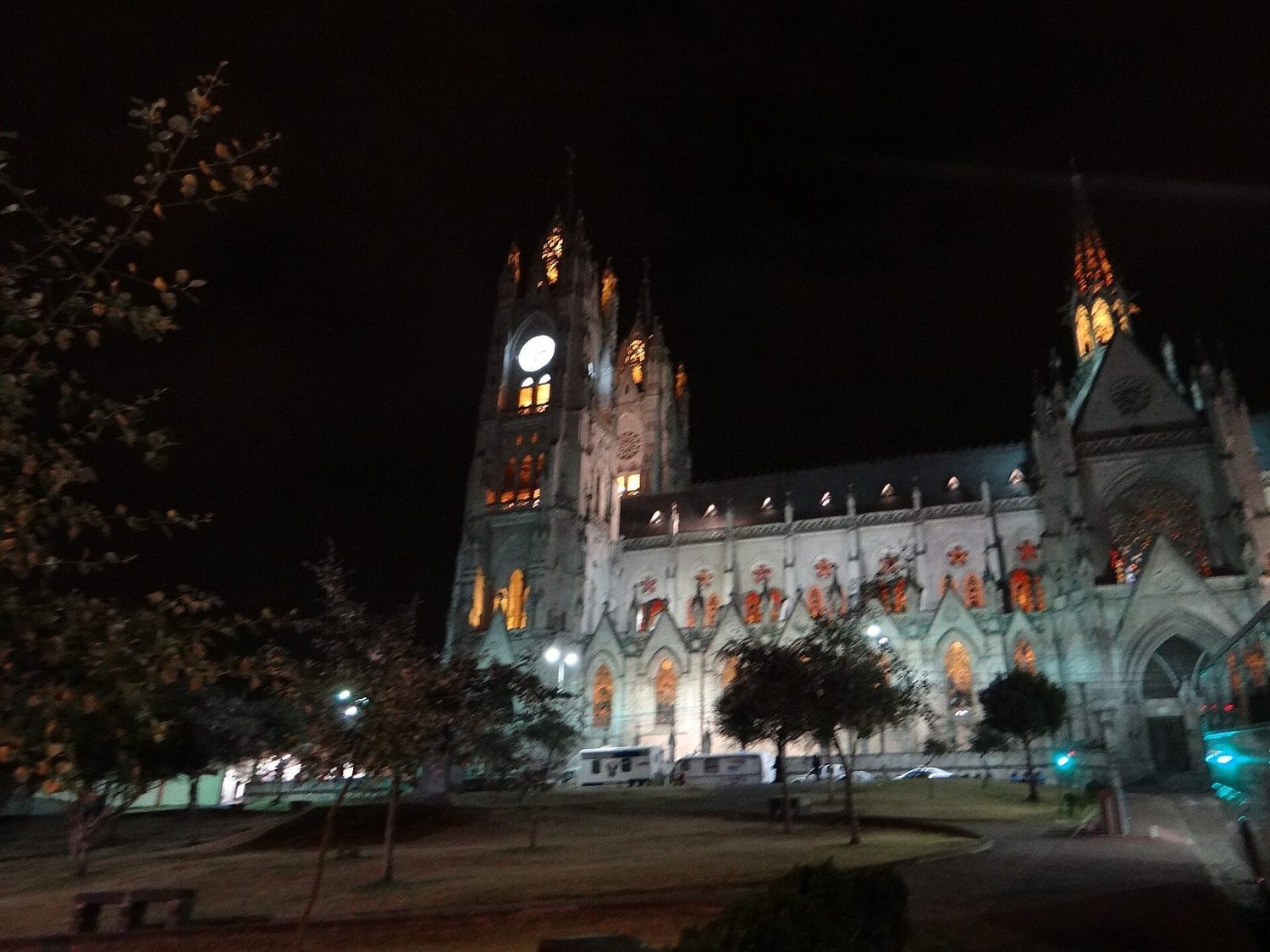 Basílica del Voto Nacional iluminada de noche en Quito